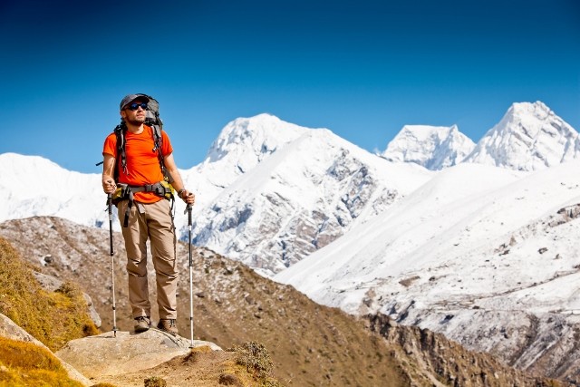 Un homme qui marche en pleine montagne