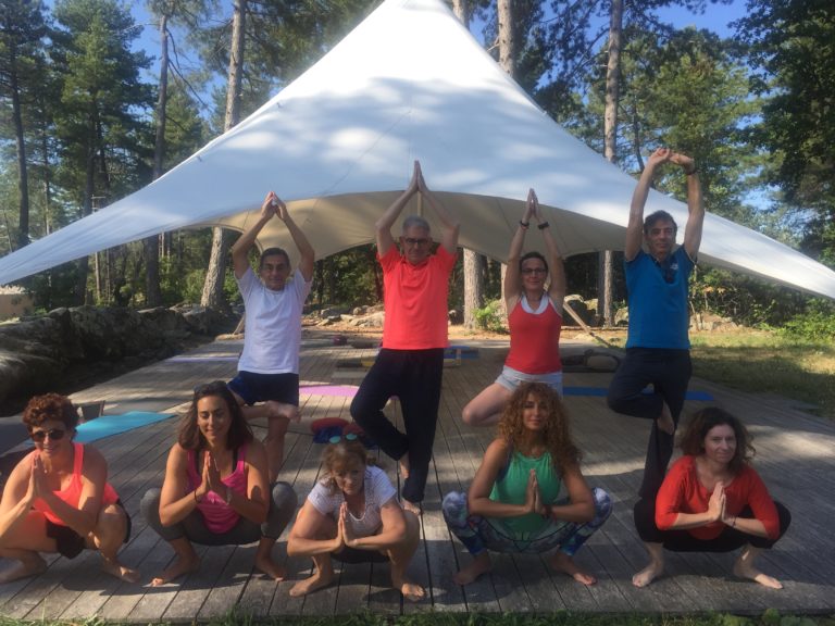 Yoga et Sylvothérapie en plein air :  le duo gagnant des vacances en Ardèche en 2023