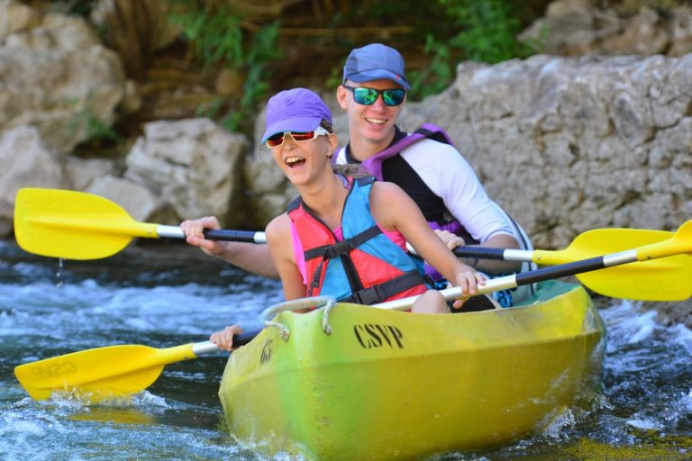 A deux sur un canoë en ardèche